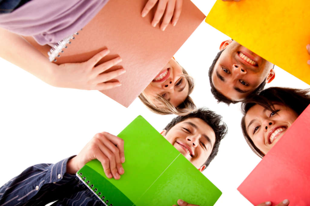 Vier glückliche Schüler*innen