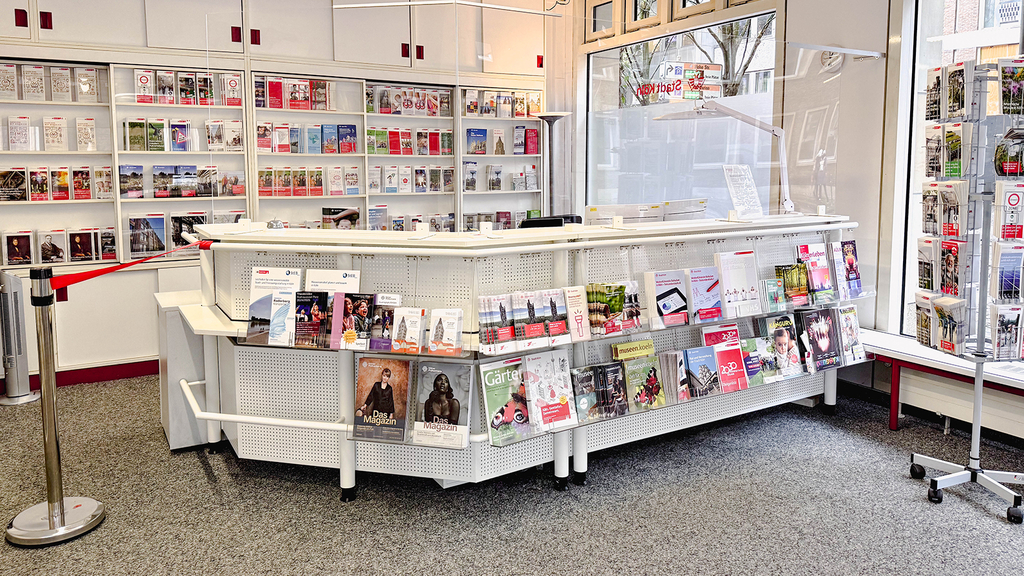 Theke mit vielen Flyern und Broschüren im Bürgerbüro, Link auf Bürgerbüro