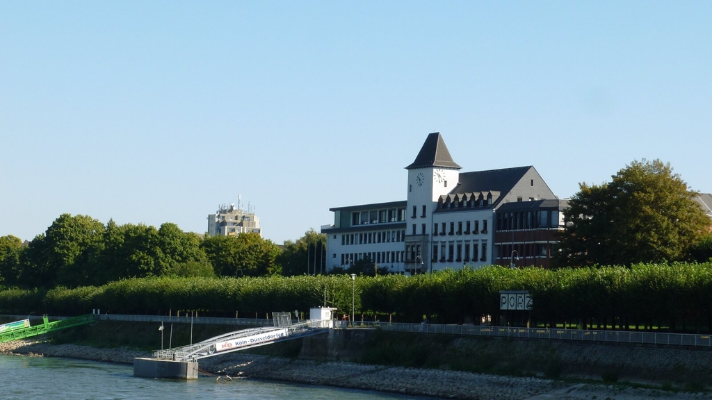 Außenansicht des Bürgeramts Porz, direkt am Rhein gelegen