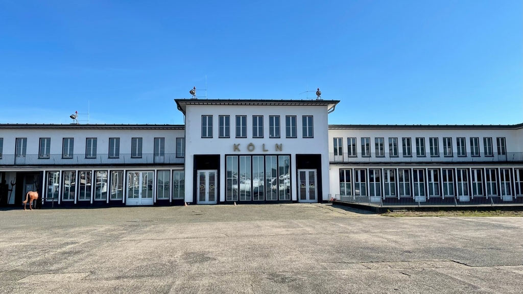 Außenansicht der alten Flughafenhalle des Butzweilerhofs in Köln