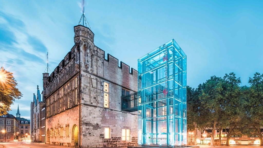 Außenansicht des Gürzenich Köln. Der Seitenaufzug ist beleuchtet.