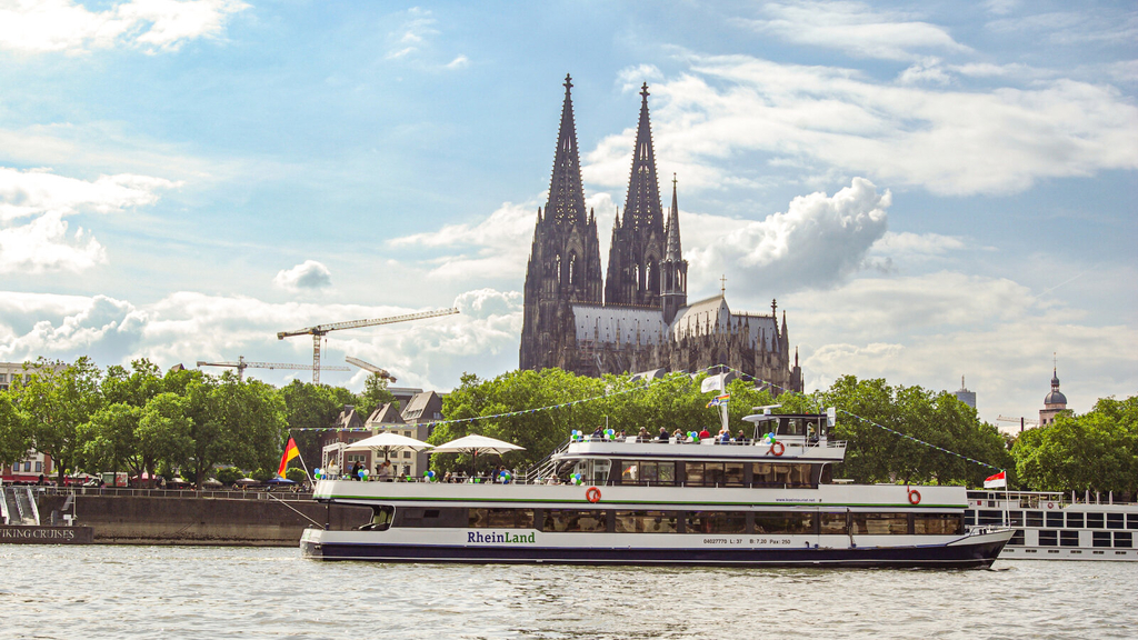 MS RheinLand am Anleger in der Altstadt. Im Hintergrund ist der Kölner Dom zu sehen.