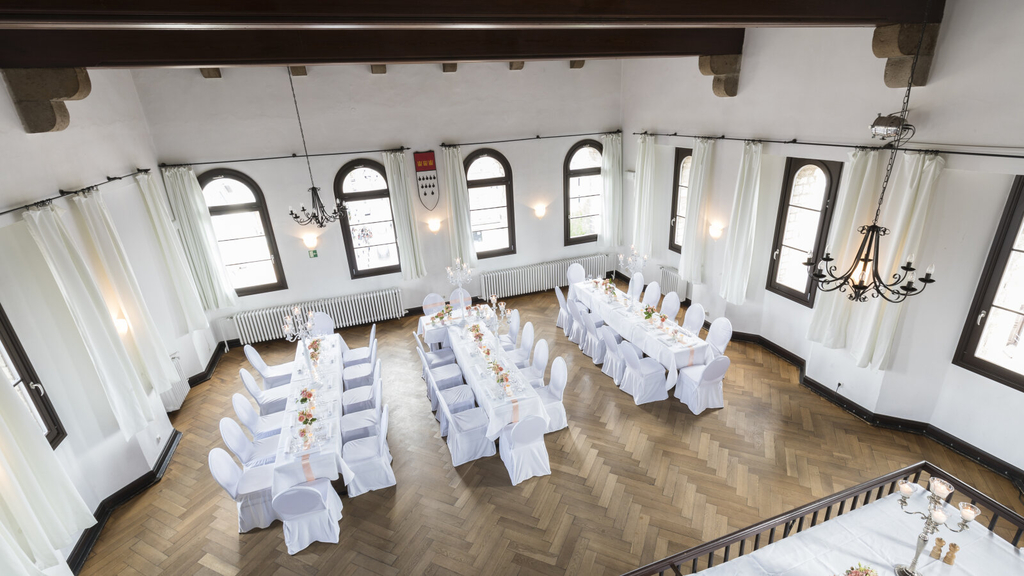 Turmsaal in der Severinstorburg. Der Saal ist mit drei Tischreihen festlich eingedeckt.