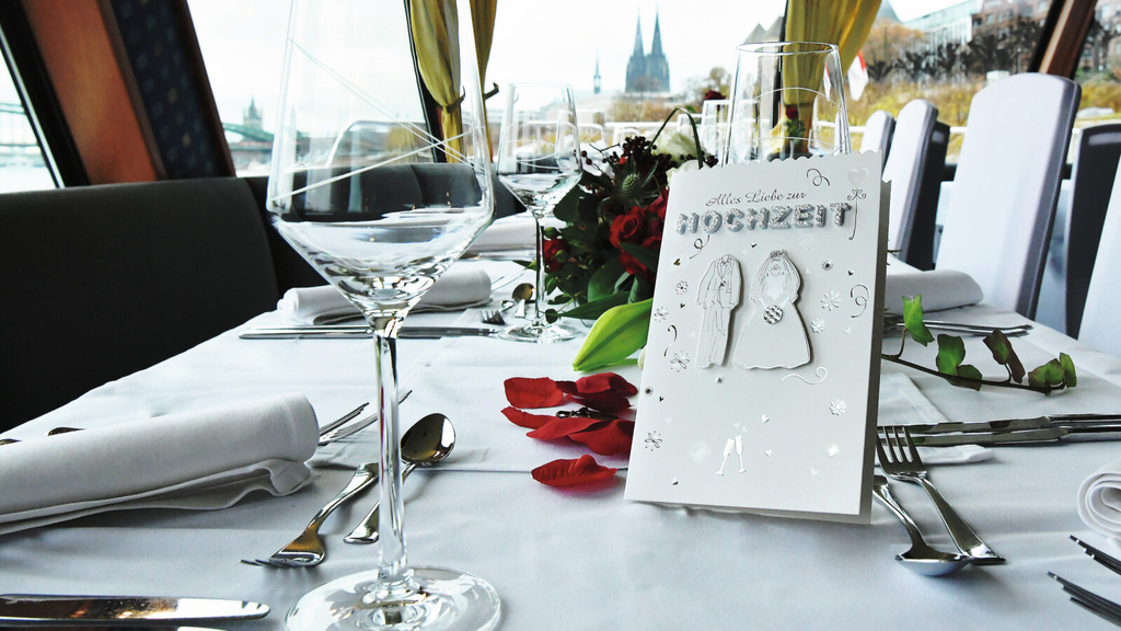 festlich eindeckte Tische an Bord