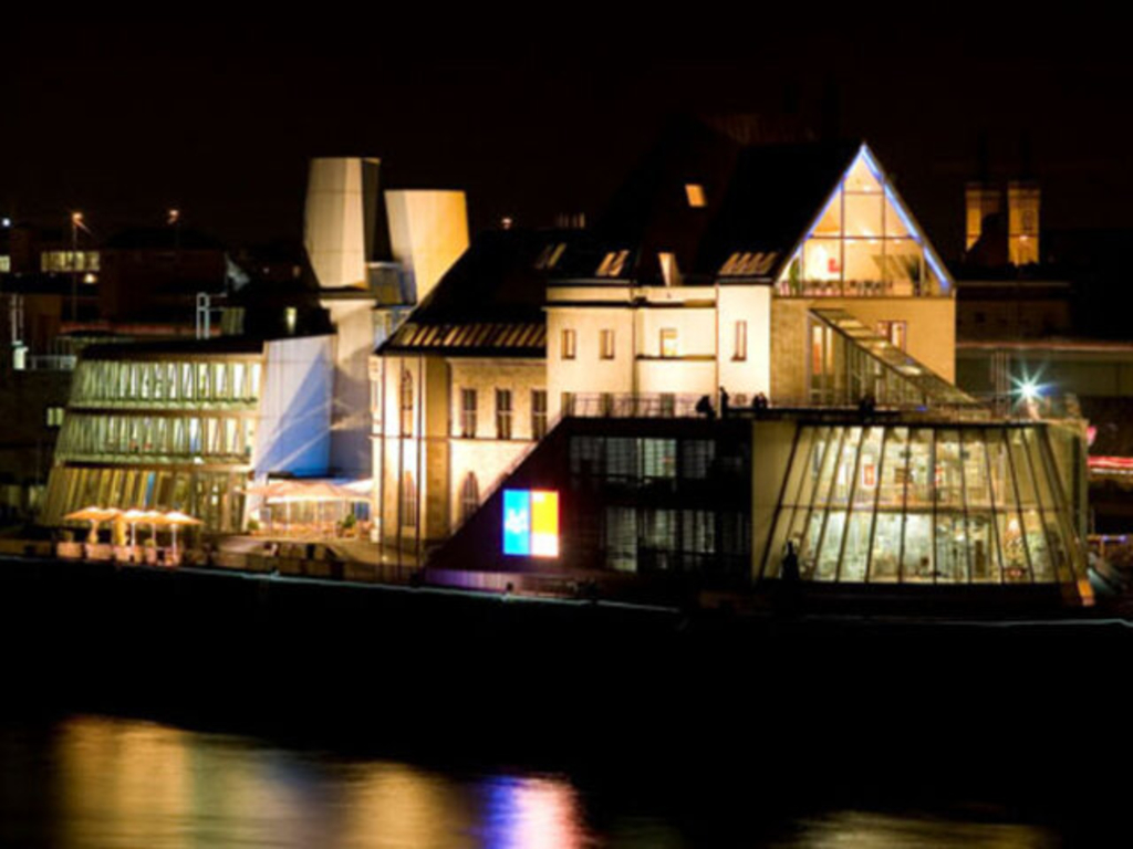 Nachtaufnahme des Schokoladenmuseums vom Rhein aus