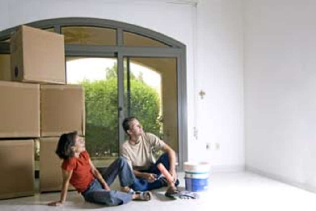 Paar beim Renovieren einer Wohnung