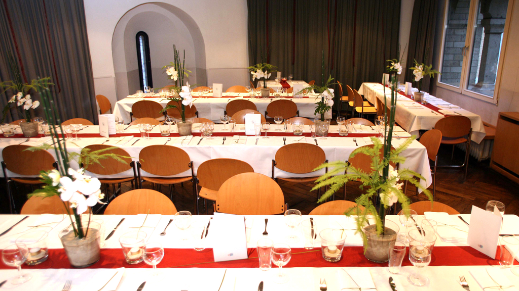 Zu sehen sind eingedeckte und geschmückte Tische im Ostturm der Eigelsteintorburg