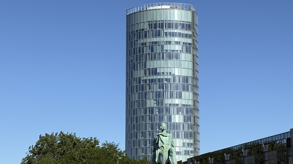 Blick zum 103 Meter hohen KölnTriangle in Köln-Deutz