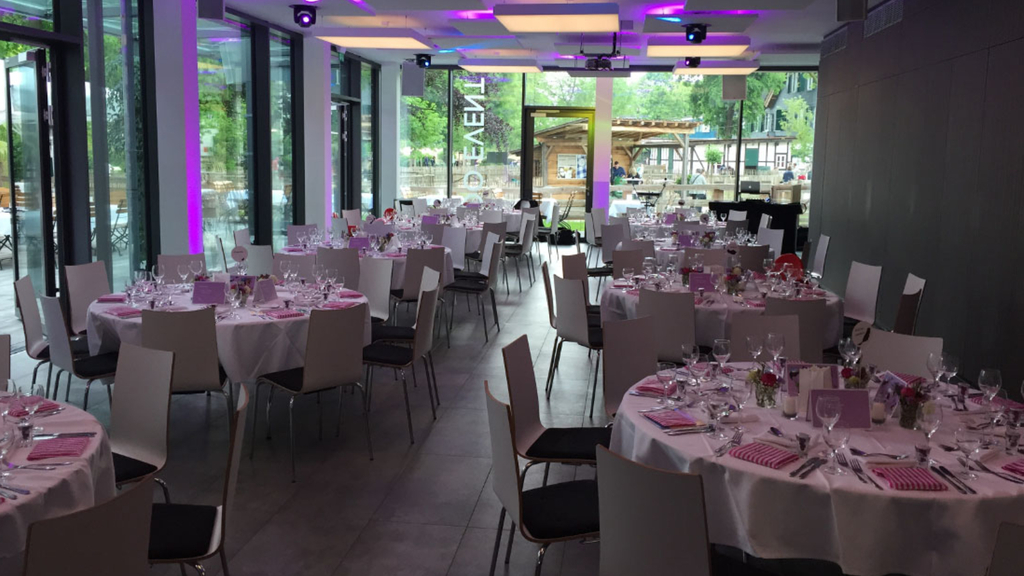Blick ins Zoo Restaurant. Zu sehen sind runde, festlich geschmückte und eingedeckte Tische.