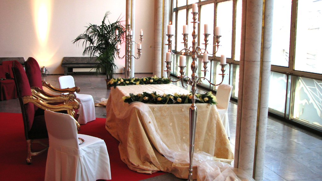 geschmückter Trautisch im Isabellensaal des Gürzenich