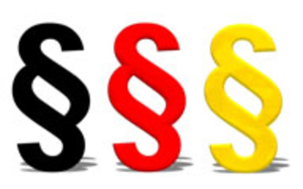 Drei Paragraphenzeichen in Deutschlandfarben