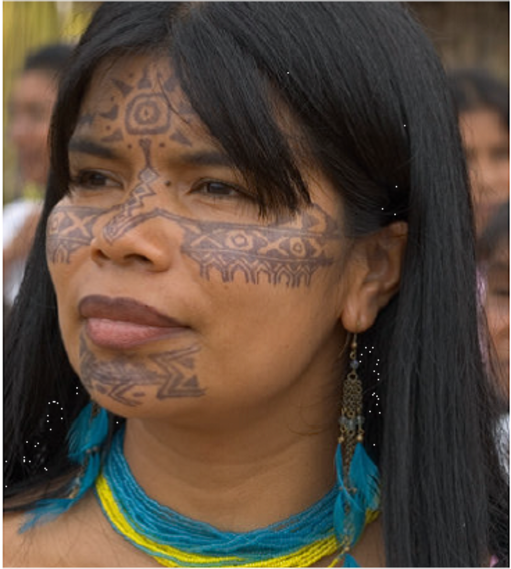 Frau mit traditioneller Gesichtsbemalung