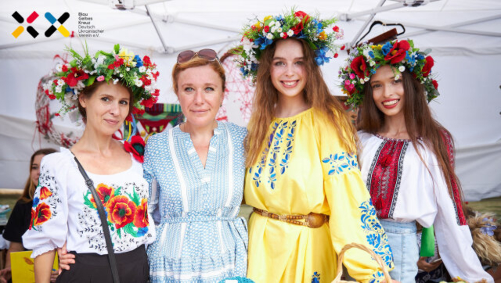 Frauen in Tracht am Ukraine Tag