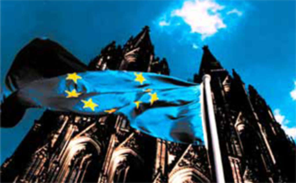 EU Flagge vor dem Dom