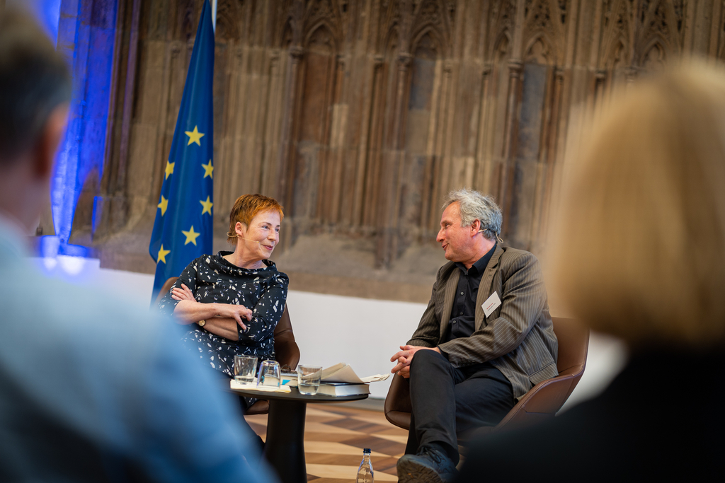 Die Schriftstellerin Brigitte Glaser mit Moderator Michael Serrer