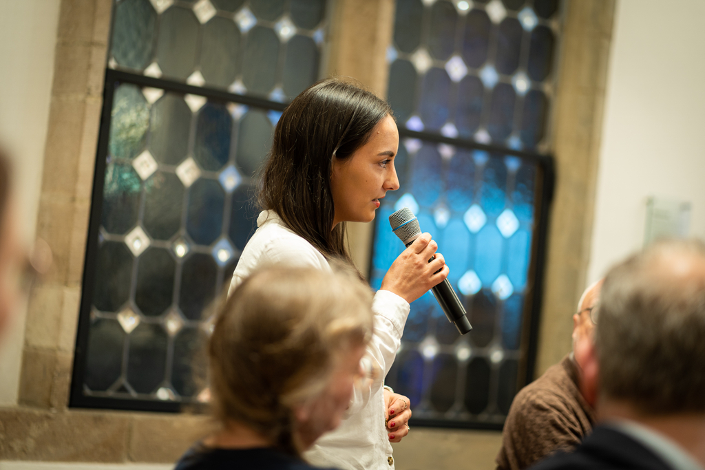 Frau mit Mikrofon bei einem Publikumsbeitrag zum Europatag 2023