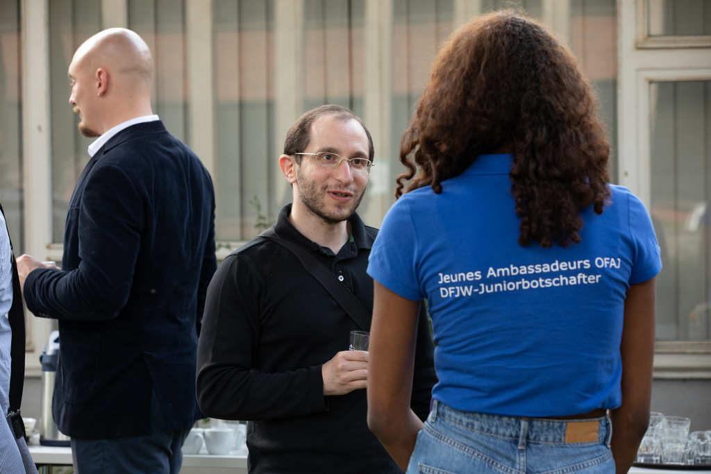  Teilnehmende beim Empfang im Garten des Institut francais