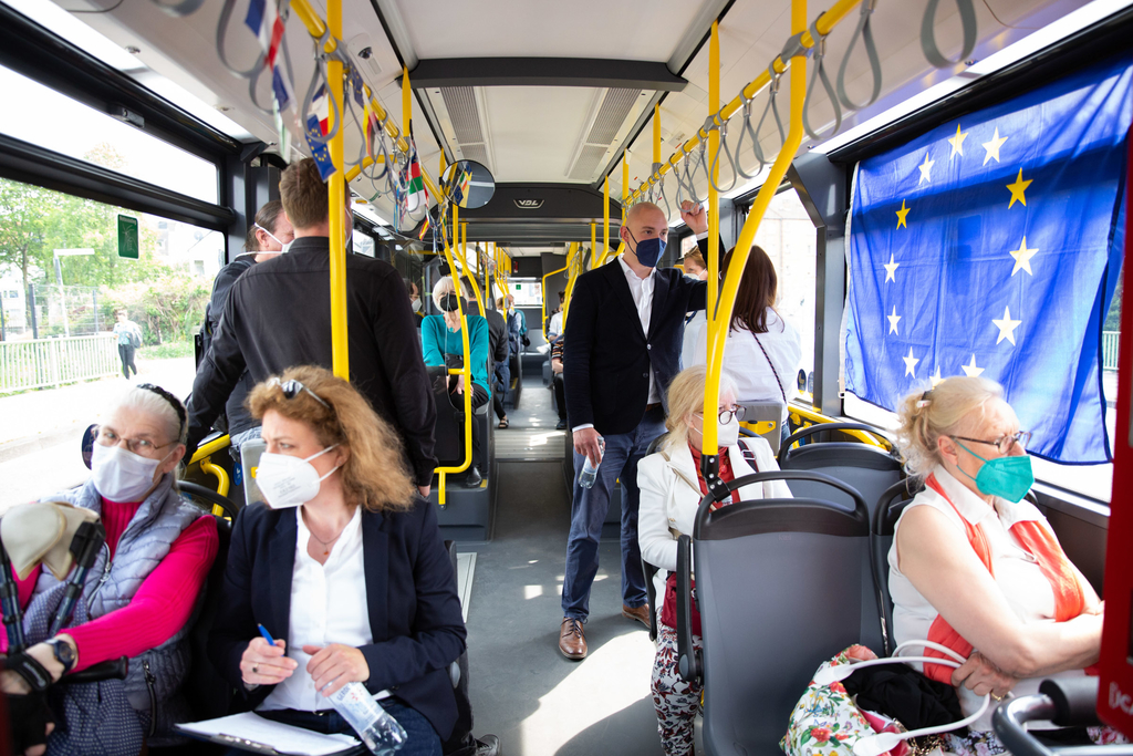 Teilnehmende während der Fahrt im Bus