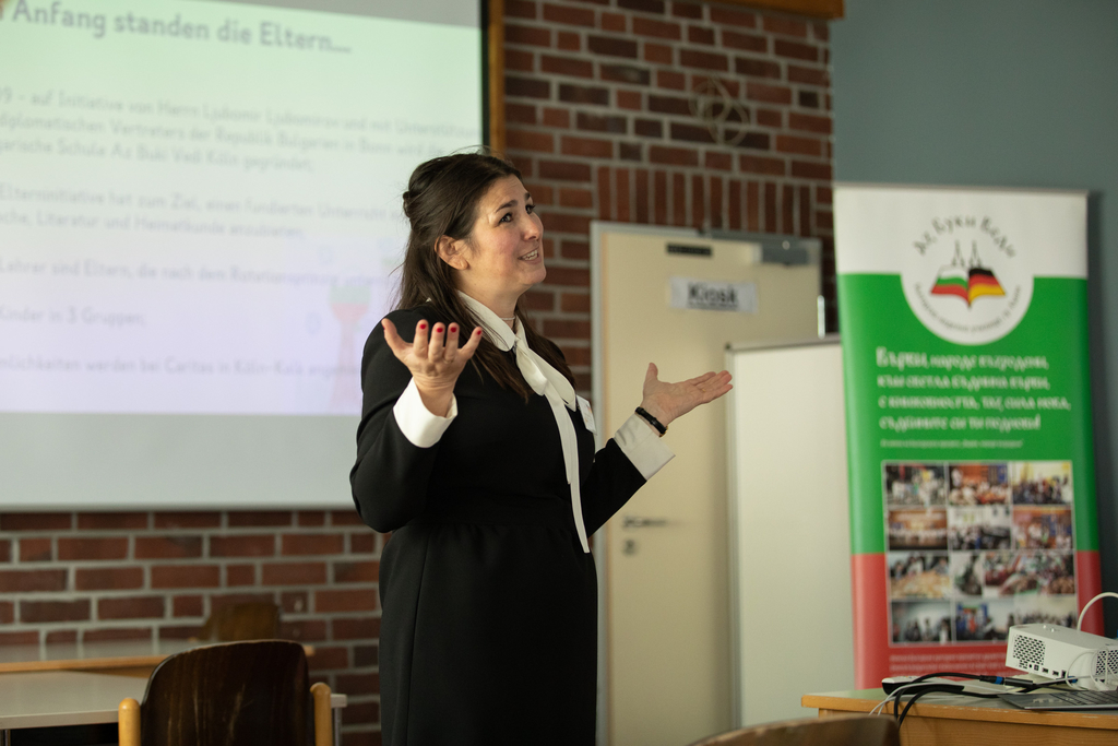 Leiterin der Bulgarischen Schule Frau Bairaktarski begrüßt die Teilnehmenden