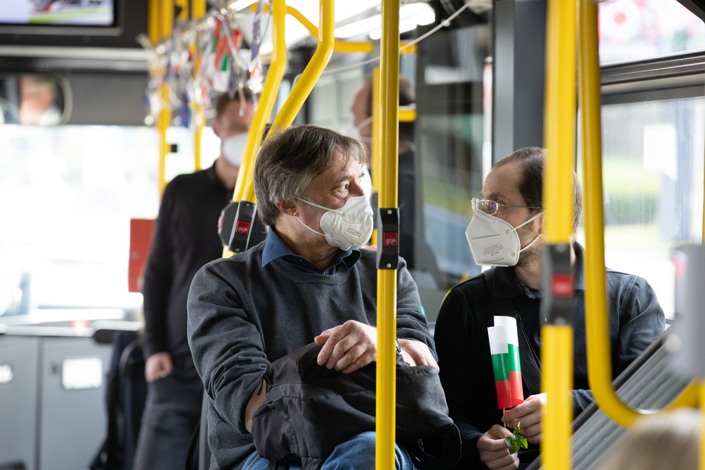 Teilnehmende während der Fahrt im Bus