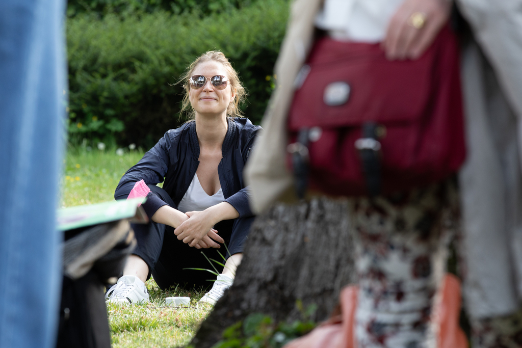 Teilnehmende beim Empfang im Garten des Institut francais