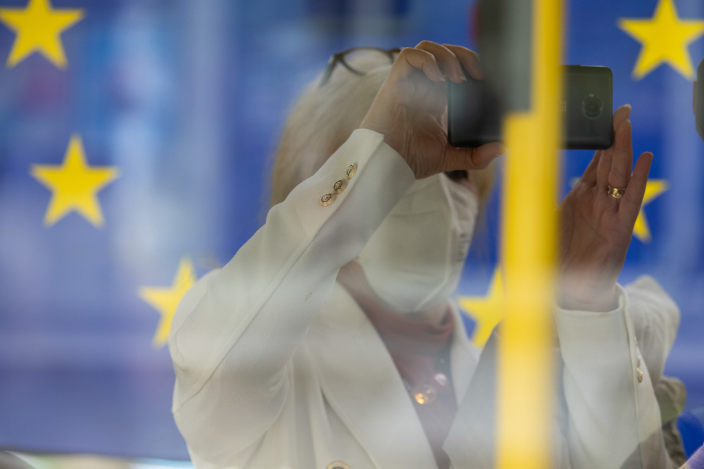 fotografierende Teilnehmerin mit EU-Fahne im Busv