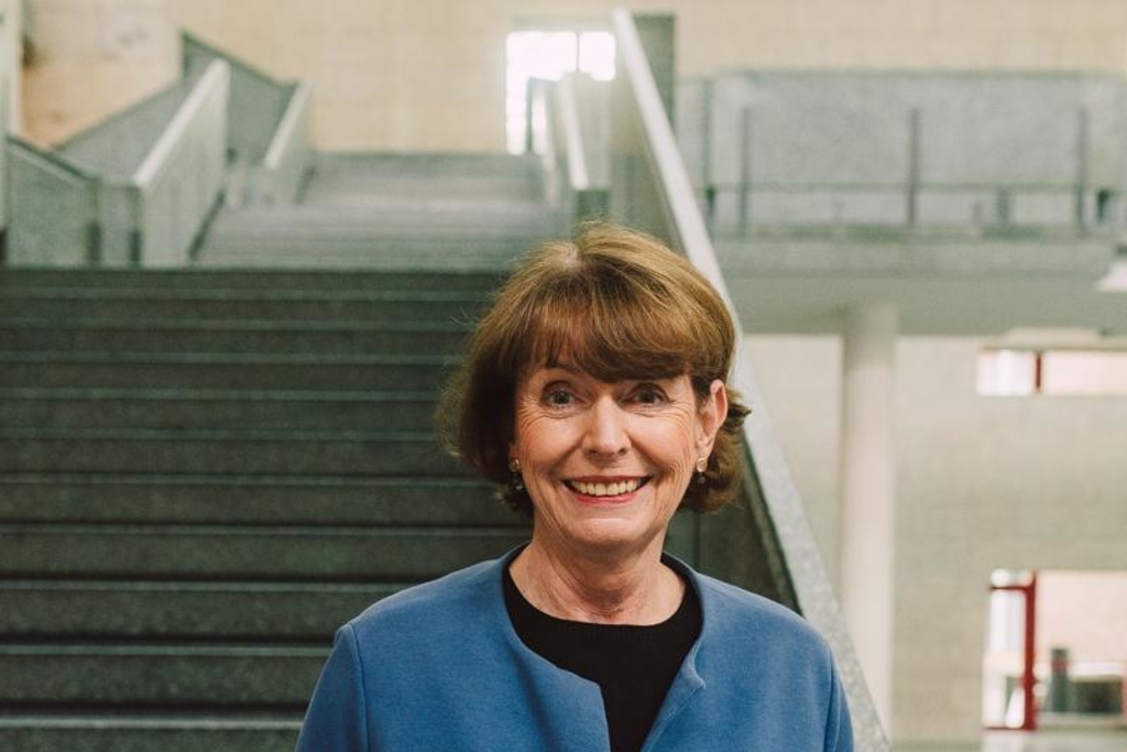 OB Reker mit der Fairtrade Urkunde, Link auf 10 Jahre Fairtrade Town Köln - Gemeinsam können wir unsere Zukuft fair gestalten!