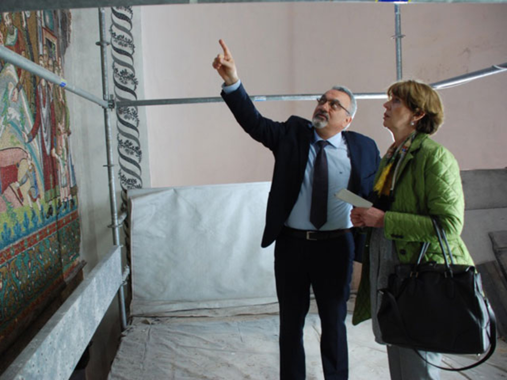 Minister Ziad Al Bandak erläutert OB Henriette Reker den Stand der Sanierungsarbeiten an der Geburtskirche