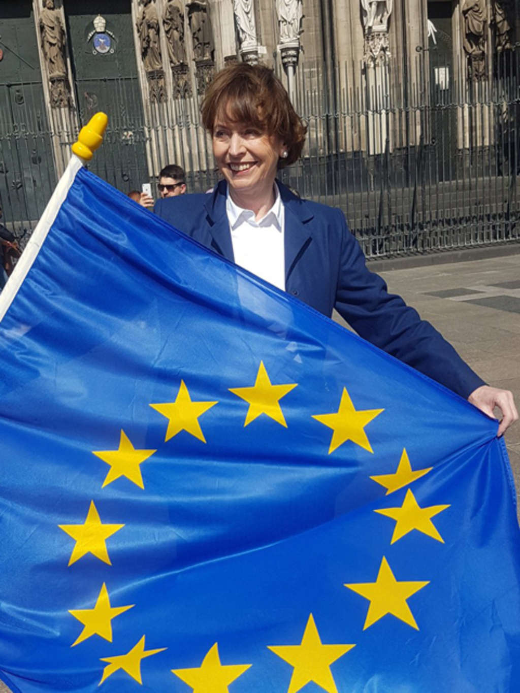 OB Reker mit Europaflagge vor dem Dom