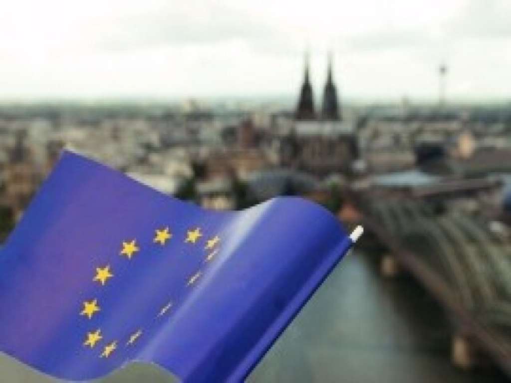 Europafahne vor dem Kölner Dom