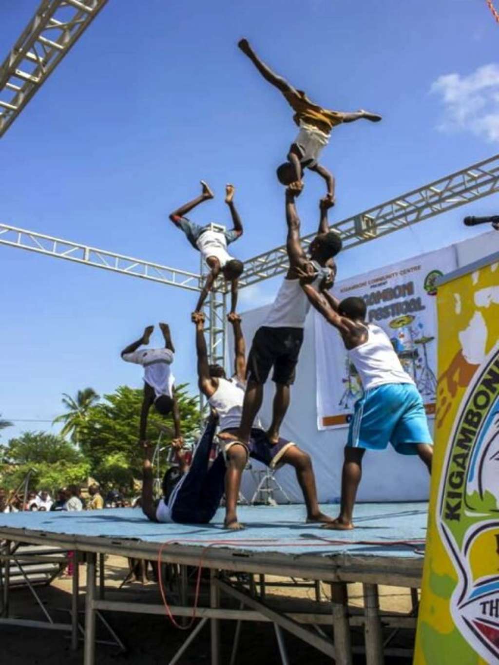 Junge Artisten in Tansania