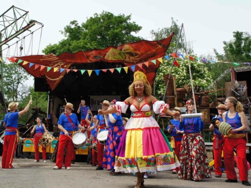 Menschen in bunter Kleidung beim jährlichen Brasilonia-Festival