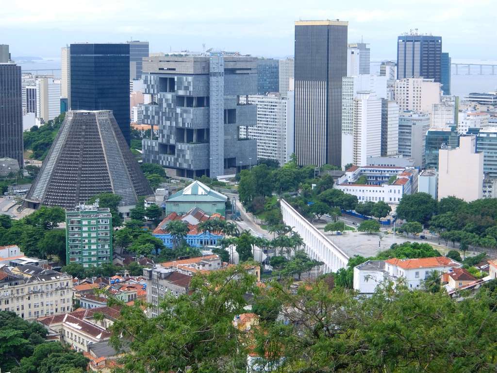Rio de Janeiro mit der Catedral de São Sebastião do Rio de Janeiro links im Bild