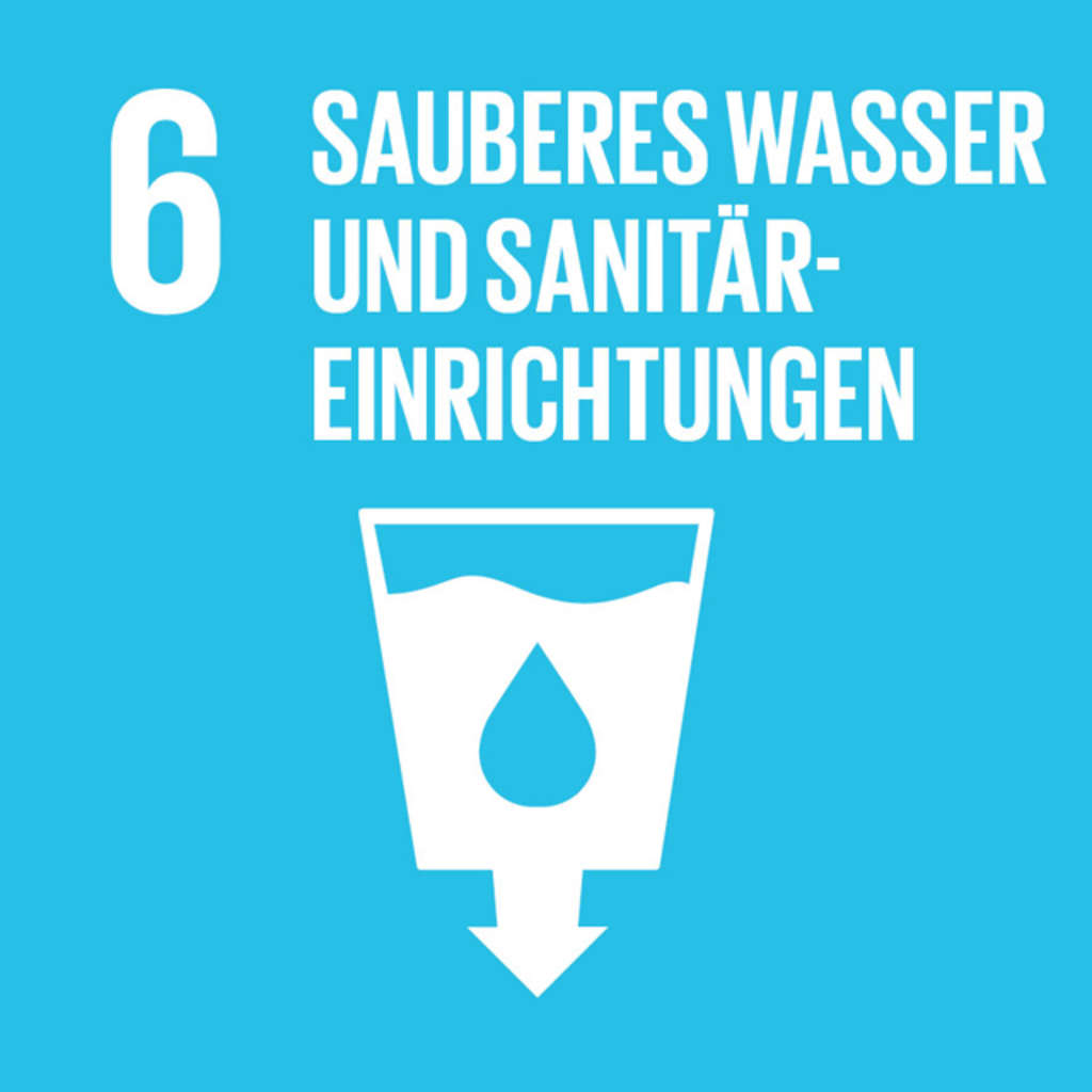 Ein Glas Wasser mit dem Schriftzug Sauberes Wasser und Sanitäreinrichtungen.