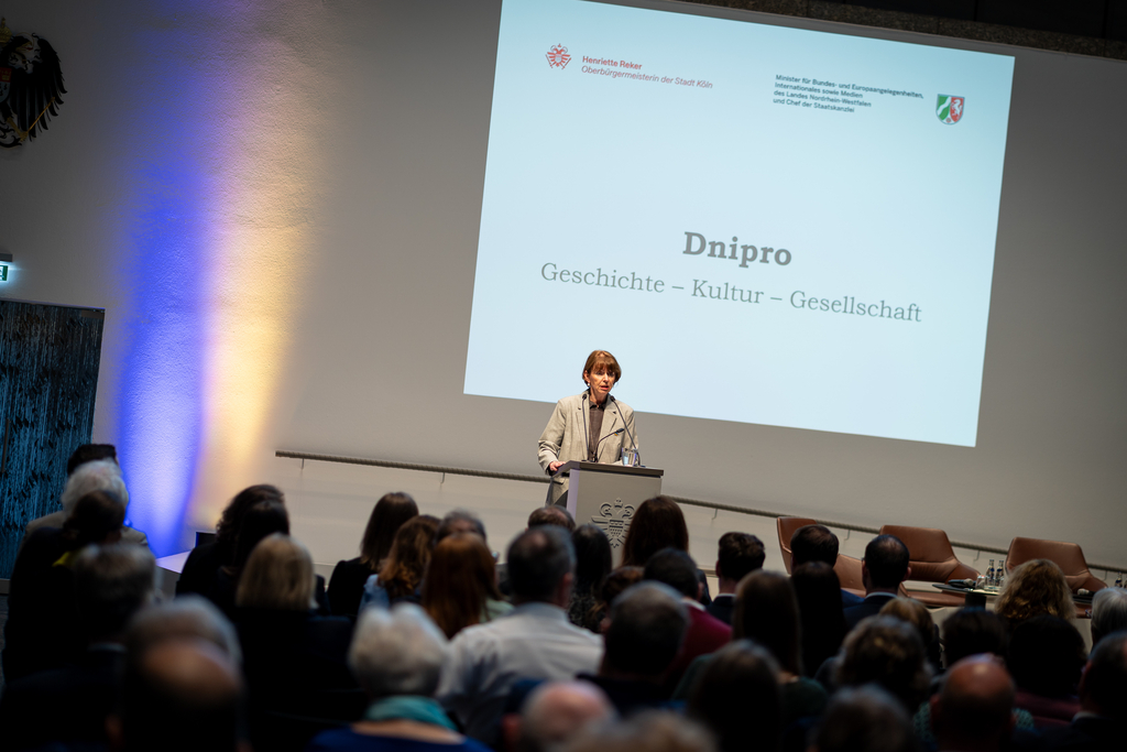 OB Reker hält eine Rede bei der Veranstaltung für Dnipro