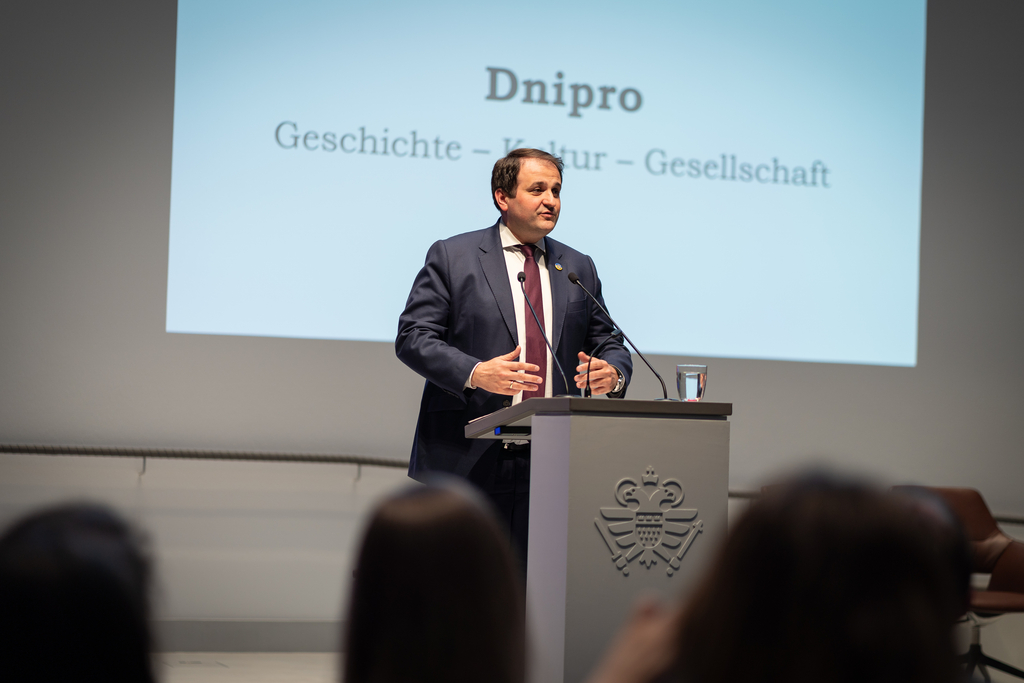 Ein Mann hält eine Rede bei der Veranstaltung für Dnipro