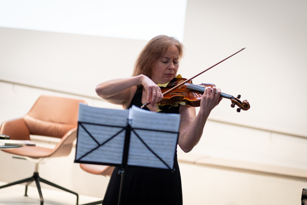 Eine Frau spielt Geige