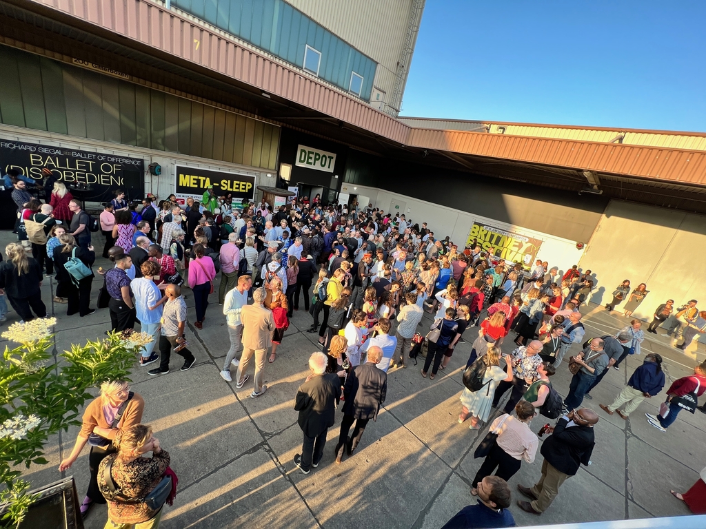 African Futures Vorplatz