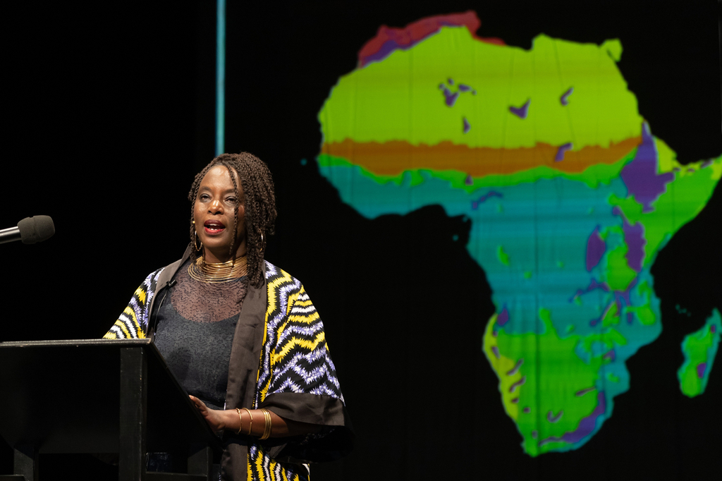 African Futures Yvonne Adhiambo Owuor am Rednerpult