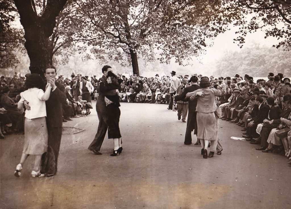 Mehrere Paare tanzen Paartänze vor Publikum