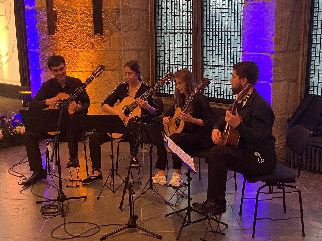 Vier Studierende der Gitarrenklasse von Professor Hans-Werner Huppertz spielen Werke aus Europa und Lateinamerika