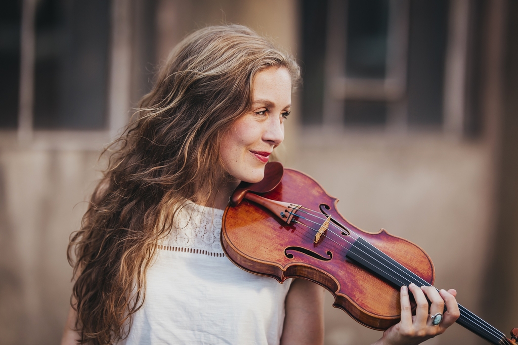 Die Musikstudentin Jördis Tielsch mit ihrer Geige