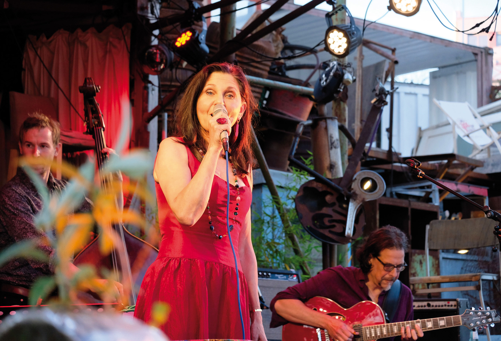 Sieben Musiker*innen mit ihren Instrumenten auf der Bühne