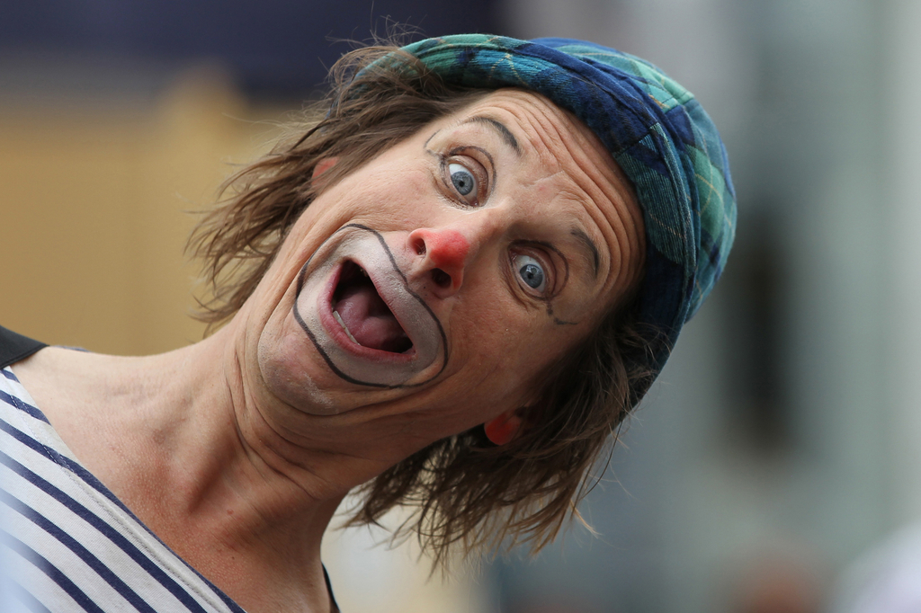 Eine Person als Clown verkleidet lacht