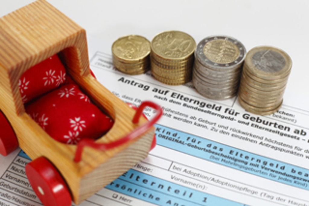Elterngeldantrag mit Geldmünzen und Holzauto, Link auf Elterngeld 