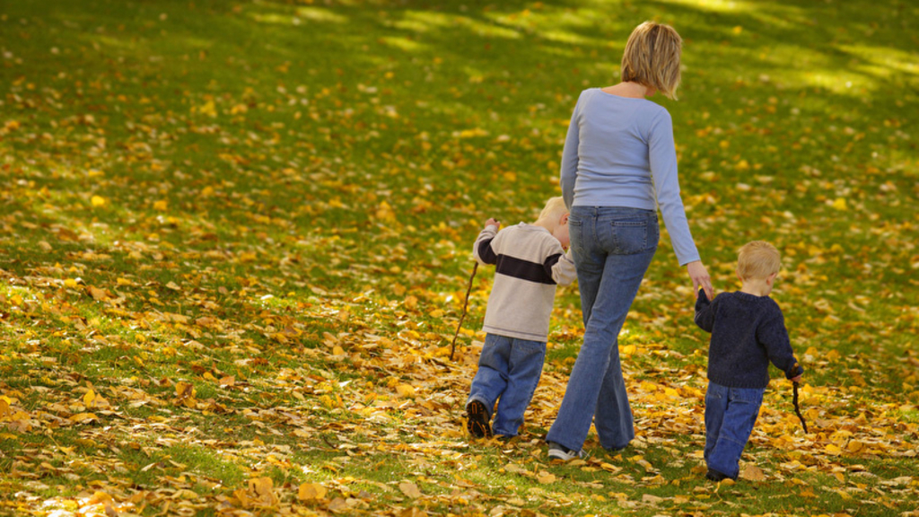 Mutter geht mit ihren Söhnen spazieren
