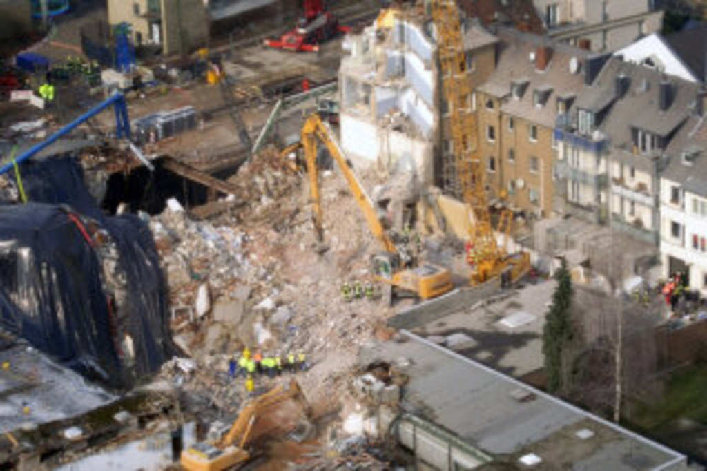 Luftbild der Einsturzstelle vom 7. März 2009, Link auf Der Einsturz des Historischen Archivs