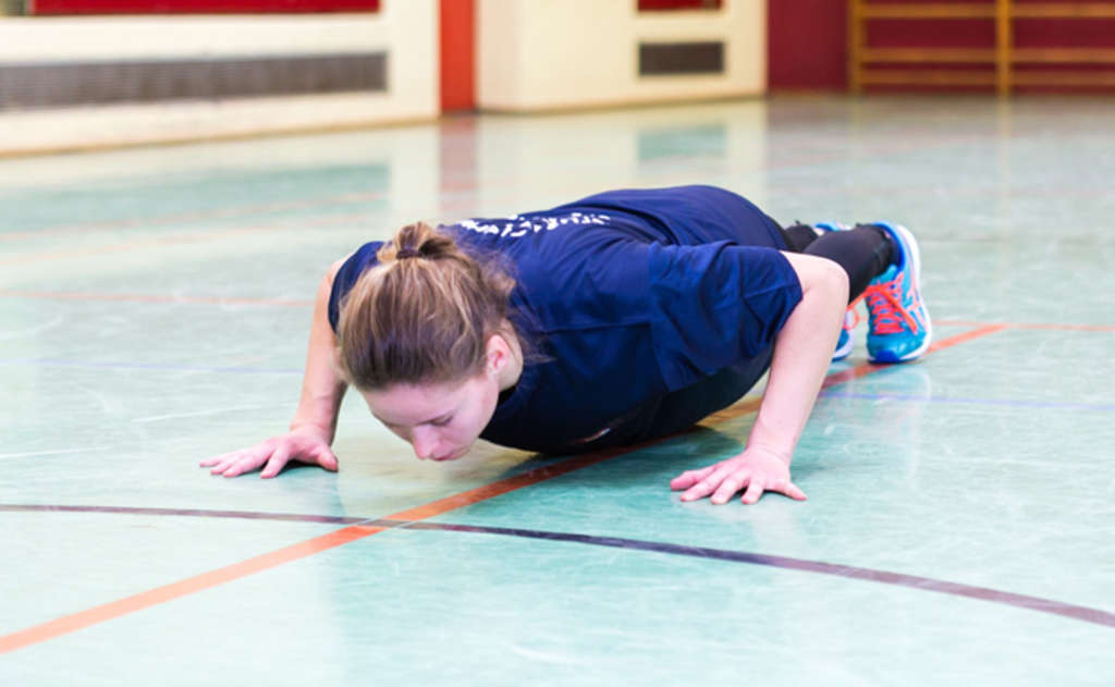 Frau macht Liegestütze