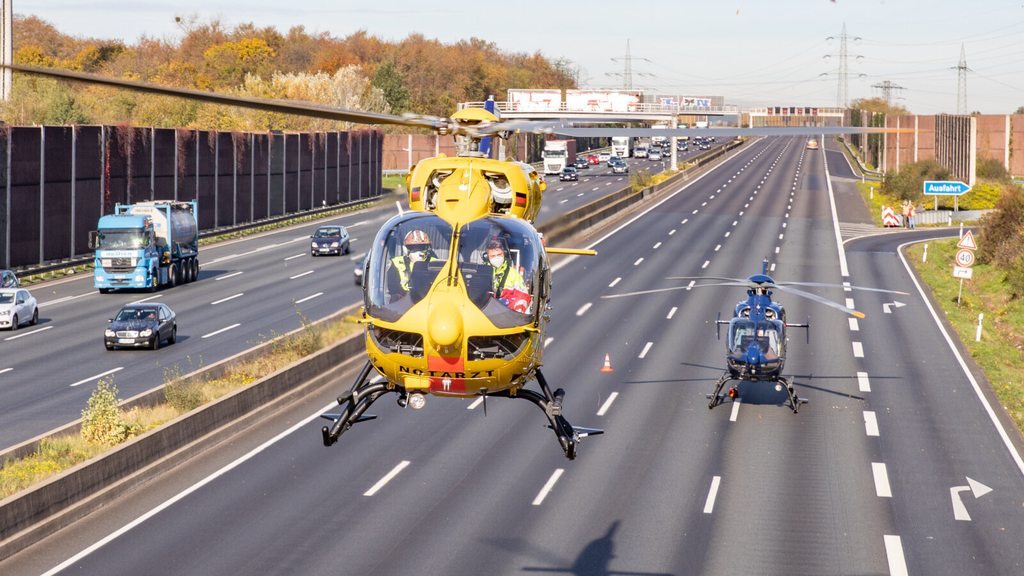 Rettungshubschrauber Christoph 3 (Ersatzmaschine) und Christoph Rheinland gemeinsam im Einsatz auf der Autobahn 3.