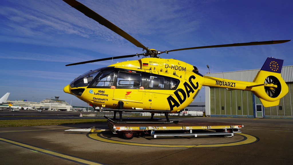Rettungshubschrauber Christoph Rheinland auf einem Landepunkt